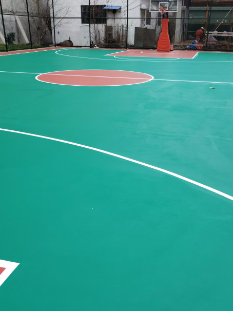玉泉 球场长期使用易出现地面开裂
